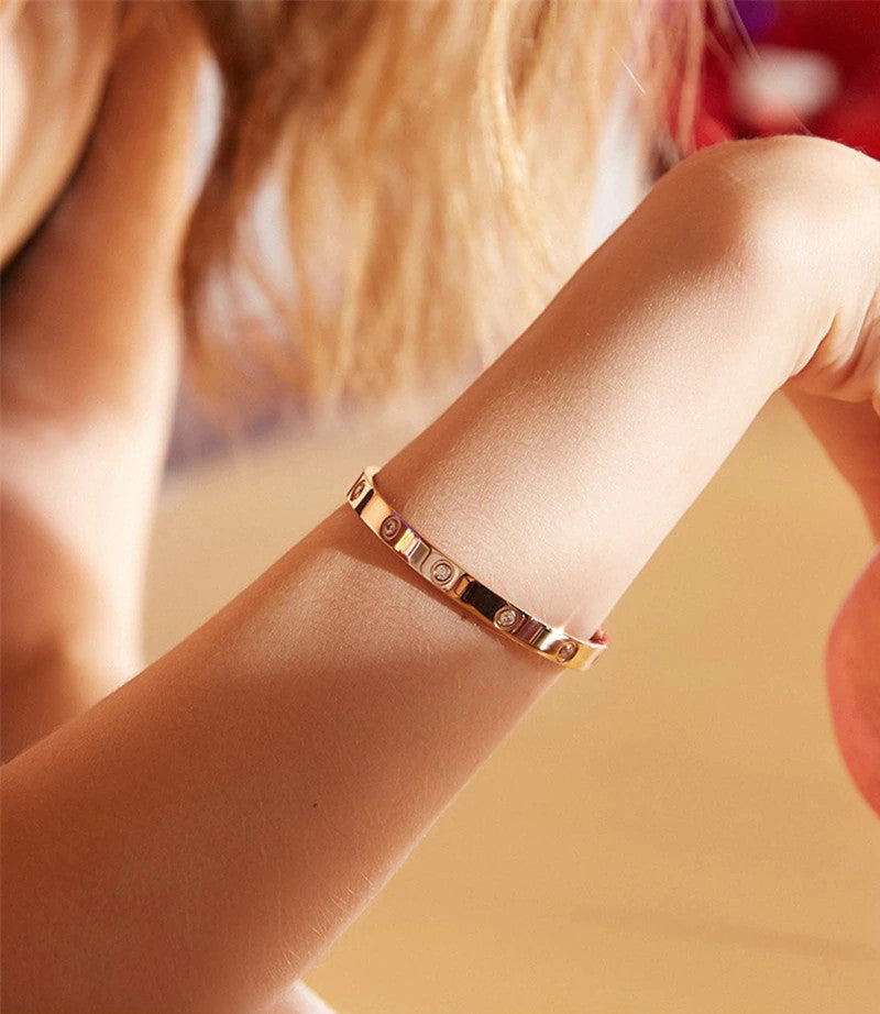 Bracelet iconique minimaliste en acier inoxydable