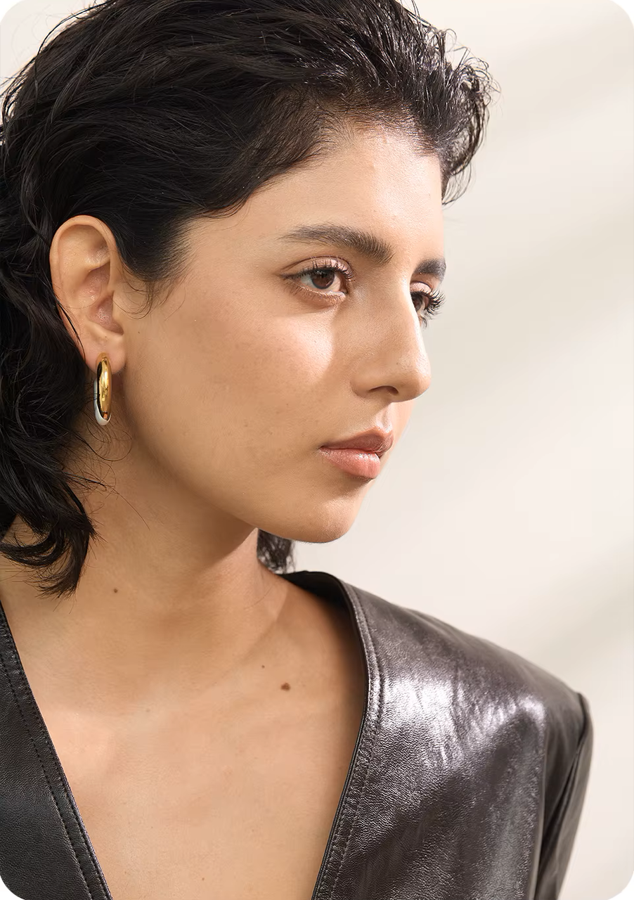 Boucles d’oreilles dorées à l’émail blanc en acier inoxydable