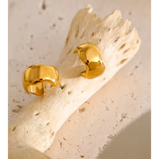 Des boucles d’oreilles puces Dune en acier inoxydable
