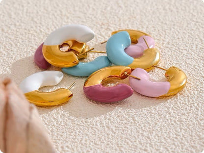 Boucles d’oreilles dorées à l’émail blanc en acier inoxydable