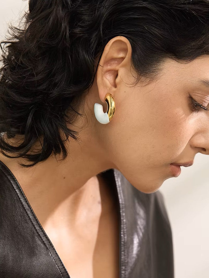 Boucles d’oreilles dorées à l’émail blanc en acier inoxydable