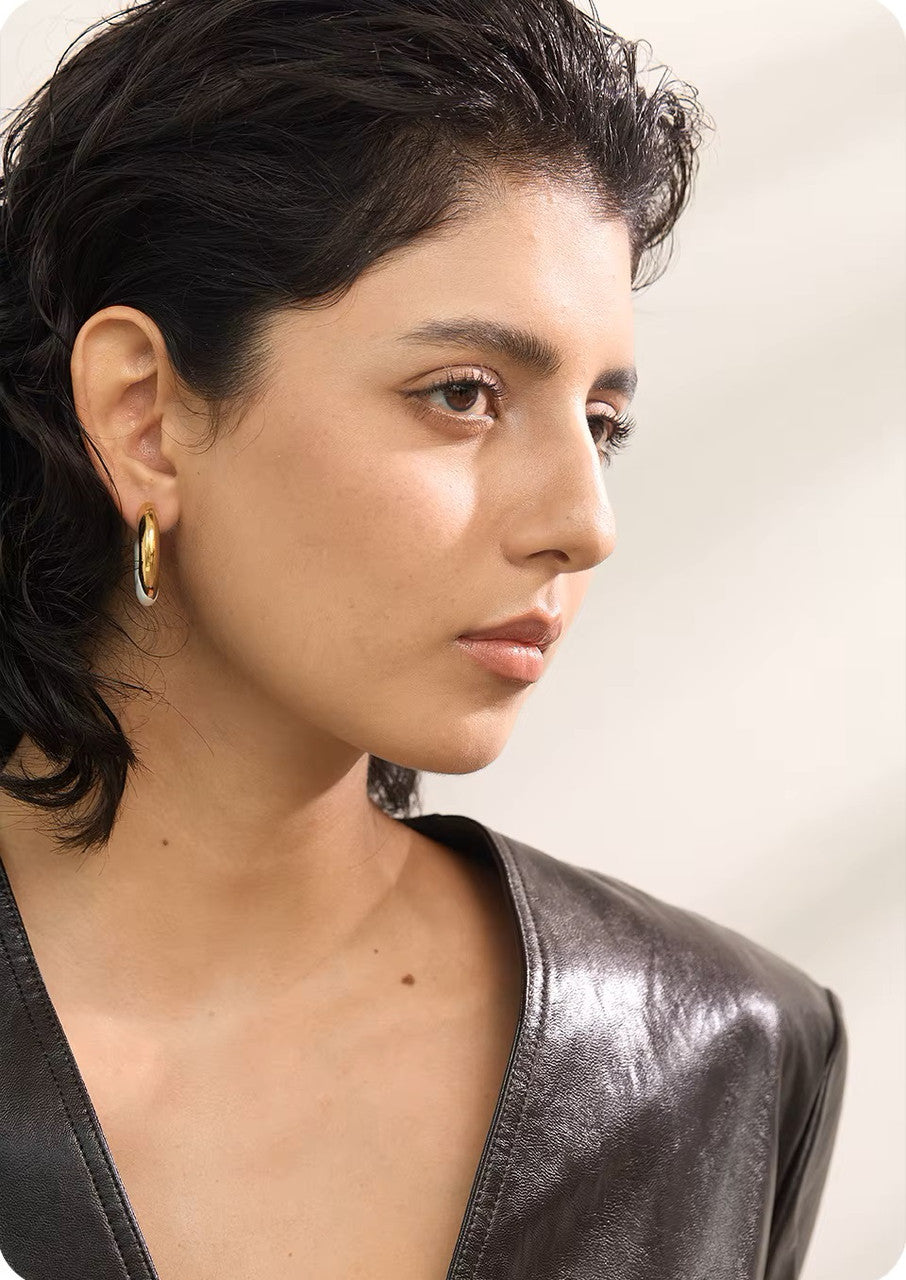 Boucles d’oreilles dorées à l’émail blanc en acier inoxydable