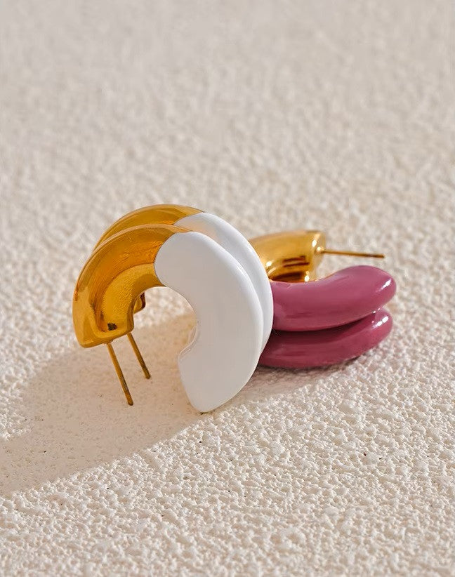 Boucles d’oreilles dorées à l’émail blanc en acier inoxydable