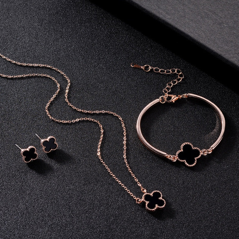 Collier trèfle noir plaqué or