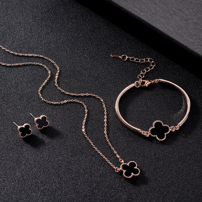 Collier trèfle noir plaqué or