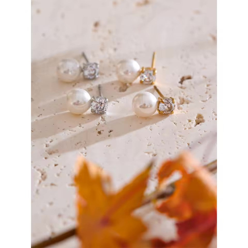 Boucles d’oreilles puces avec perle et zircons en acier inoxydable