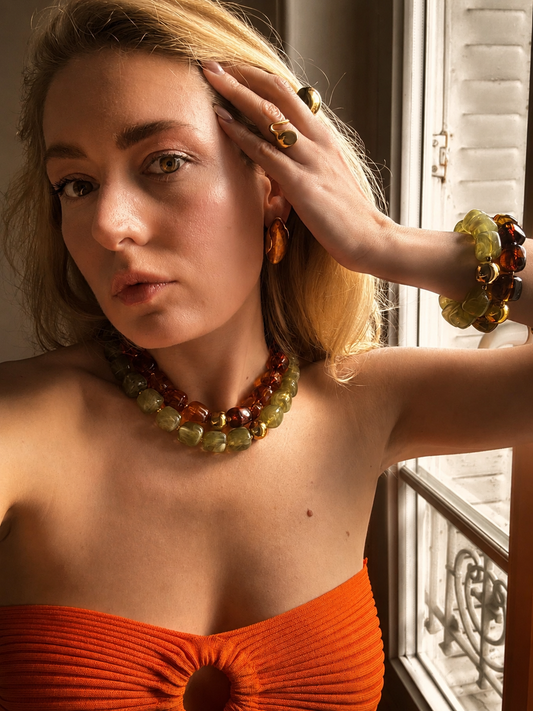 Collier Ambre acrylique et acier inoxydable doré
