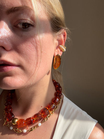 Les boucles d’oreilles Ambre