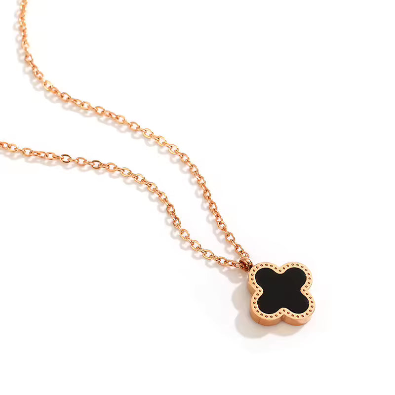 Collier trèfle noir plaqué or