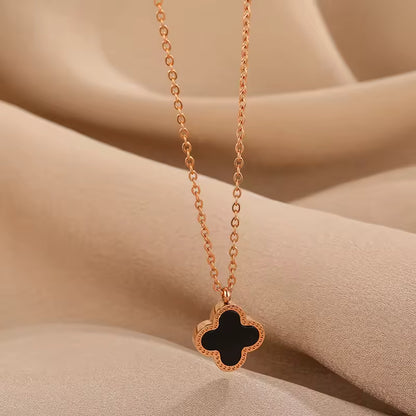 Collier trèfle noir plaqué or