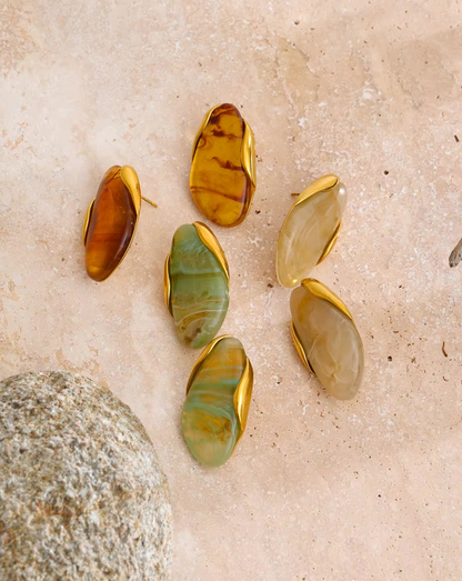 Les boucles d’oreilles Ambre