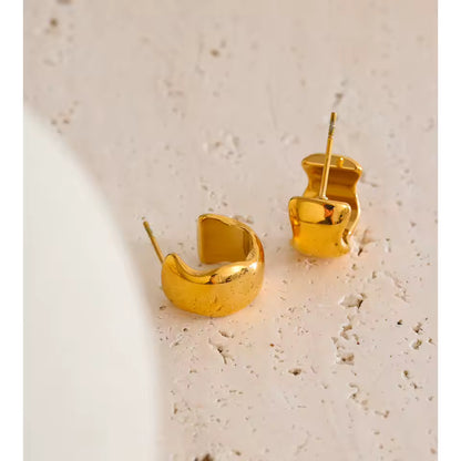 Des boucles d’oreilles puces Dune en acier inoxydable