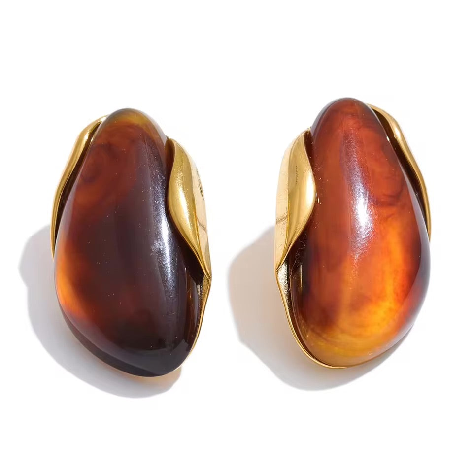 Les boucles d’oreilles Ambre