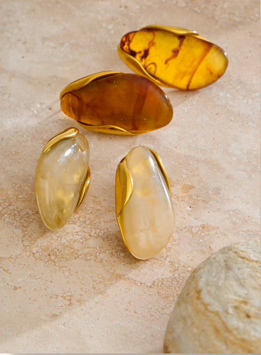 Les boucles d’oreilles Ambre
