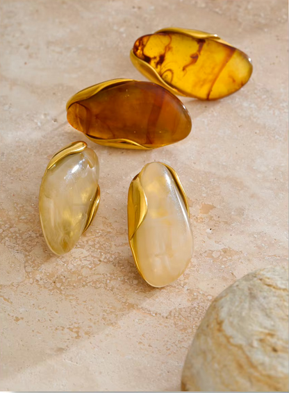 Les boucles d’oreilles Ambre