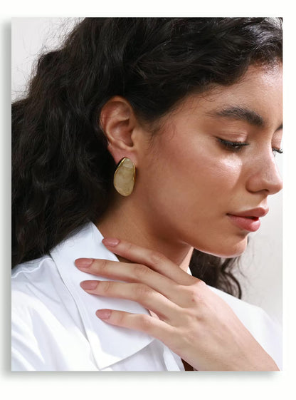 Les boucles d’oreilles Ambre
