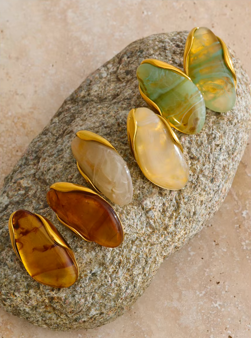 Les boucles d’oreilles Ambre