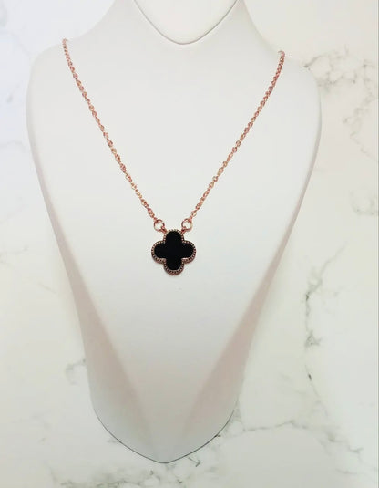 Collier trèfle noir plaqué or