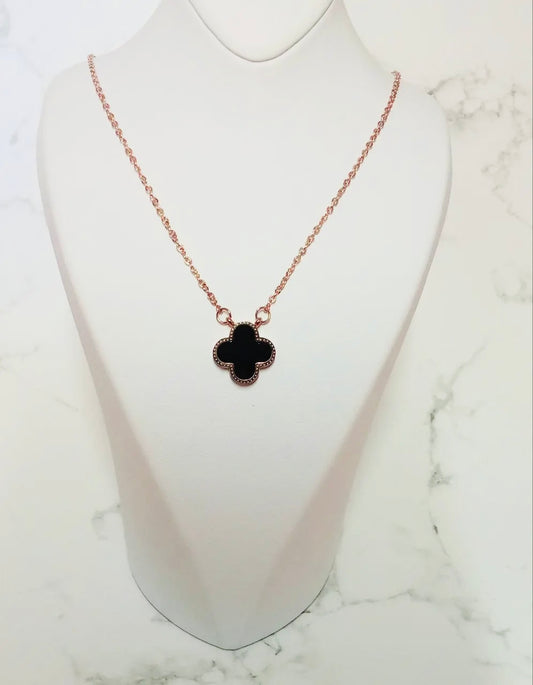 Collier trèfle noir plaqué or